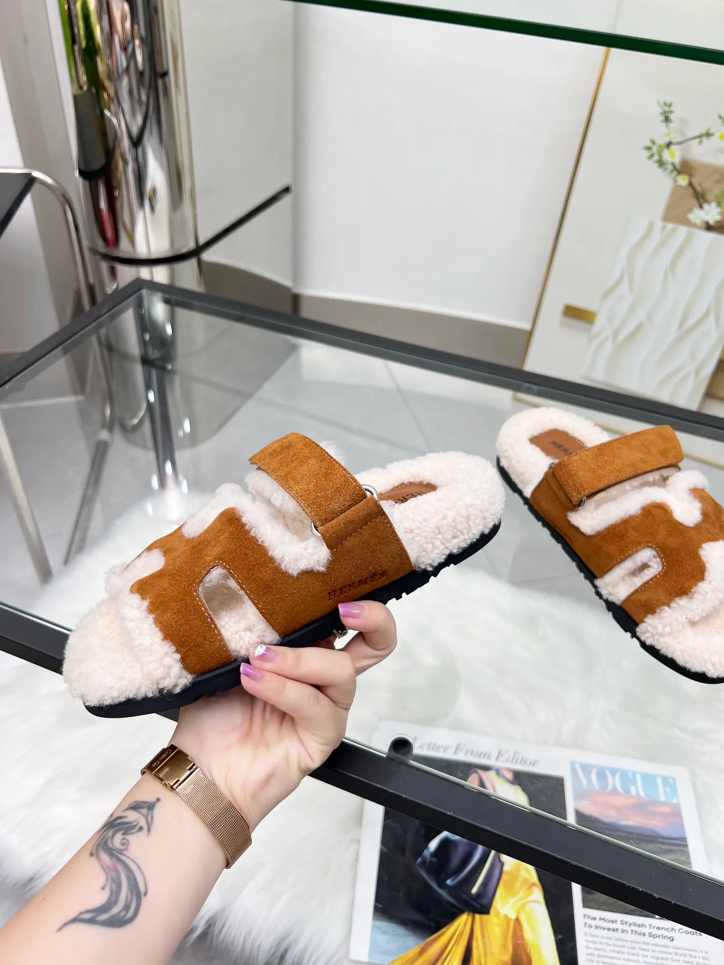 👟👟Ex-factory price 440👟👟 🌸[HERMES] My horse’s classic hot style second uncle🐑wool slippers🆕 are now available. A must-have item for autumn and winter ✅ Versatile and fashionable at home and out on the street 🍀The colors are extremely colorful! Walking Tuscany! TPR non-slip outsole is super light ️ Super comfortable on the feet without any sense of restraint I can’t stop drinking coffee ☕ My second uncle can’t take it off Color: maroon sand color light gray haze blue leather surface black code number: 35-40 (41 customized, non-returnable) Factory ready supply